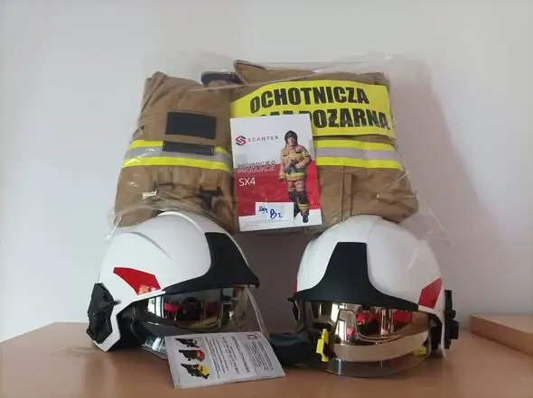 Nowe ubrania bojowe i hełmy dla strażaków z gminy Czarna Bieszczadzka