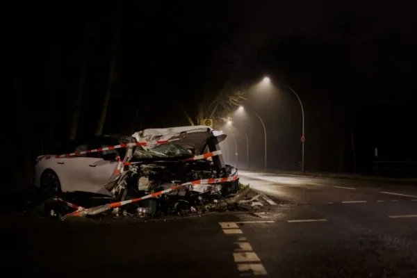 Samochód zawisł na barierach na DW 897 w Brzegach Górnych