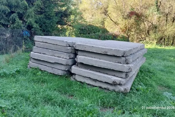 Gmina Lutowiska sprzedaje używane płyty drogowe. Trzeba się spieszyć