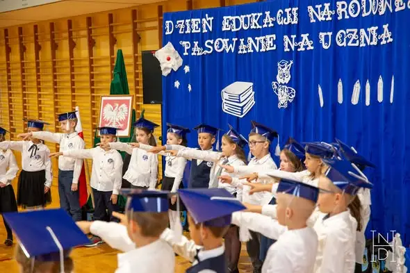 Dzień Edukacji Narodowej i pasowanie pierwszoklasistów w szkole w Gminie Czarna
