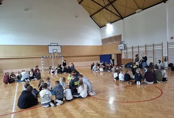 Lutowiska: uczniowie i druhowie MDP w akcji bicia rekordu pierwszej pomocy
