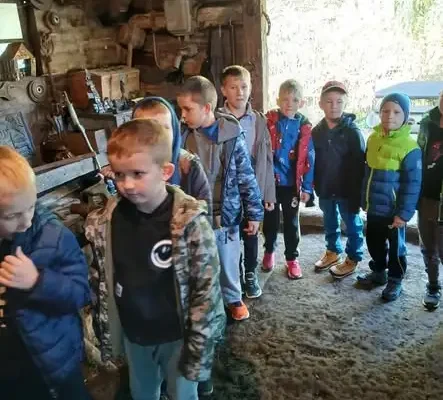 Uczniowie z Nysy odkrywali historię w zabytkowej kuźni w Rozpuciu