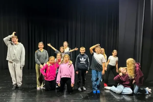 Rodzice na scenę! Otwarte warsztaty teatralne w Ustrzyckim Domu Kultury