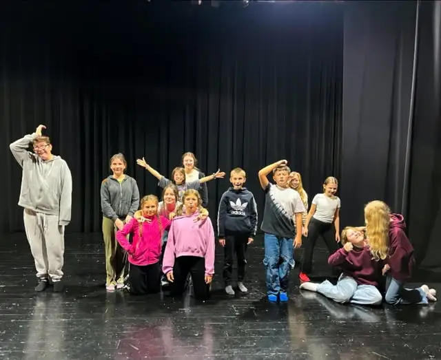 Rodzice na scenę! Otwarte warsztaty teatralne w Ustrzyckim Domu Kultury
