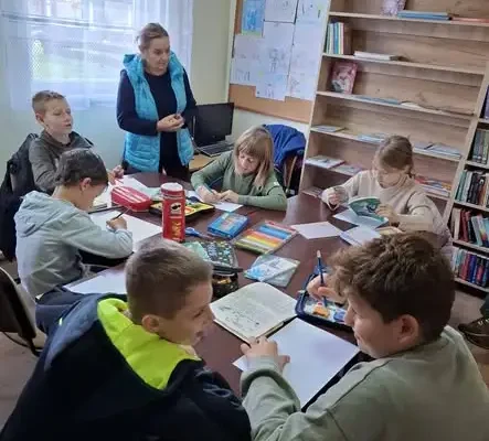 Lekturowe czary-mary w Bibliotece w Polanie – klasa III odkrywała świat „Karolci”