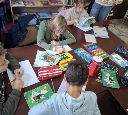 Lekturowe czary-mary w Bibliotece w Polanie – klasa 3 odkrywała świat „Karolci”