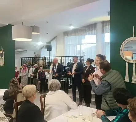 Uczniowie klasy III zaskoczyli seniorów kabaretowymi scenkami podczas Gminnego Dnia Seniora